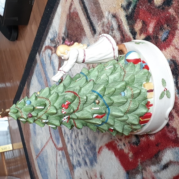 San Francisco Music Box Co. 1989 ceramic "decorating the tree" music box. - Picture 5 of 16